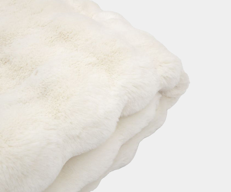 Create a serene sanctuary in your bedroom with the Serene Cream Faux Fur Throw Blanket. This incredibly soft, faux fur throw is perfect for adding a touch of cosy luxury.