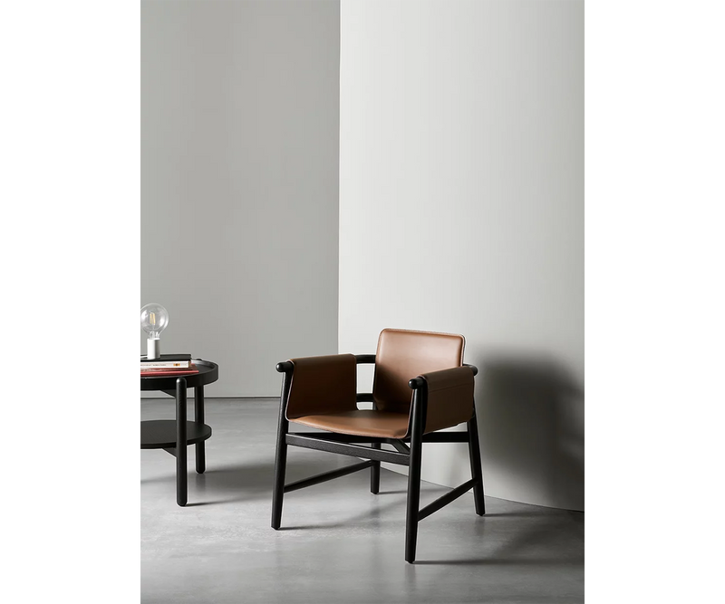 Contemporary oak and leather Teresina chair by Meridiani, showcasing a modern and elegant design.