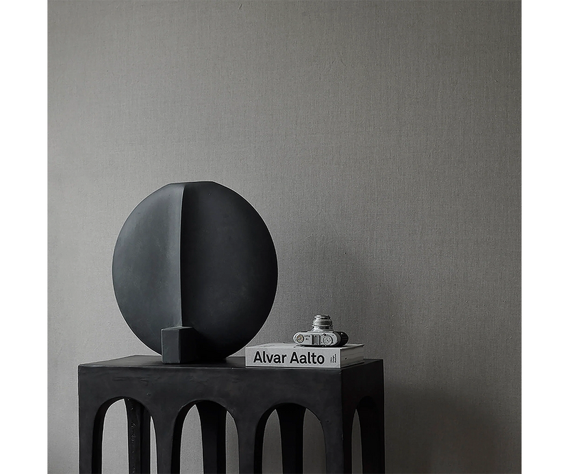 Sophisticated Black Ceramic Guggenheim Vase - Luxury Scandinavian Design for Stylish Home Decor