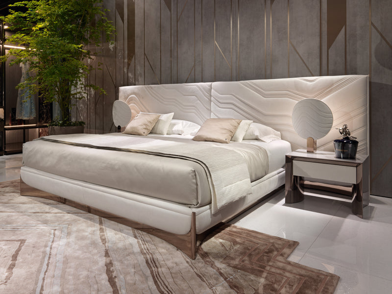 King-Size Bed for Glamorous Bedrooms: Invest in a luxurious sleep experience with the Visionnaire Ca' Foscari King Size Bed. This statement piece is perfect for creating a glamorous and inviting atmosphere in your master bedroom.